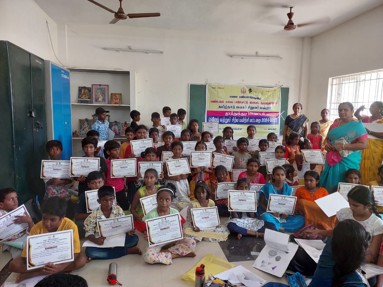 ஓவிய பயிற்சிப் பட்டறை மாணவர்கள் உற்சாகமாக பங்கேற்றனர்