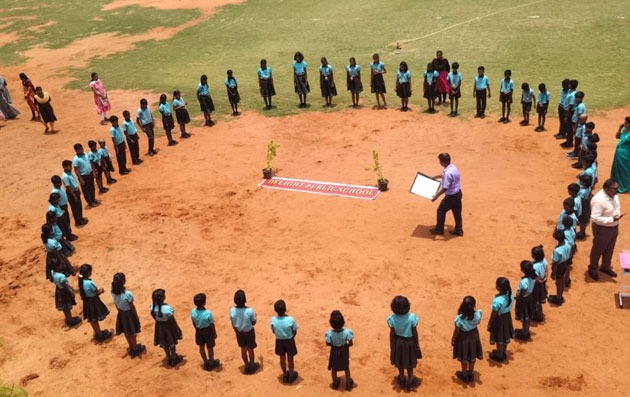 தூத்துக்குடியில் நிழல் இல்லா நேரத்தை கண்டுபிடித்த டிலைட் பப்ளிக் பள்ளி மாணவர்கள்