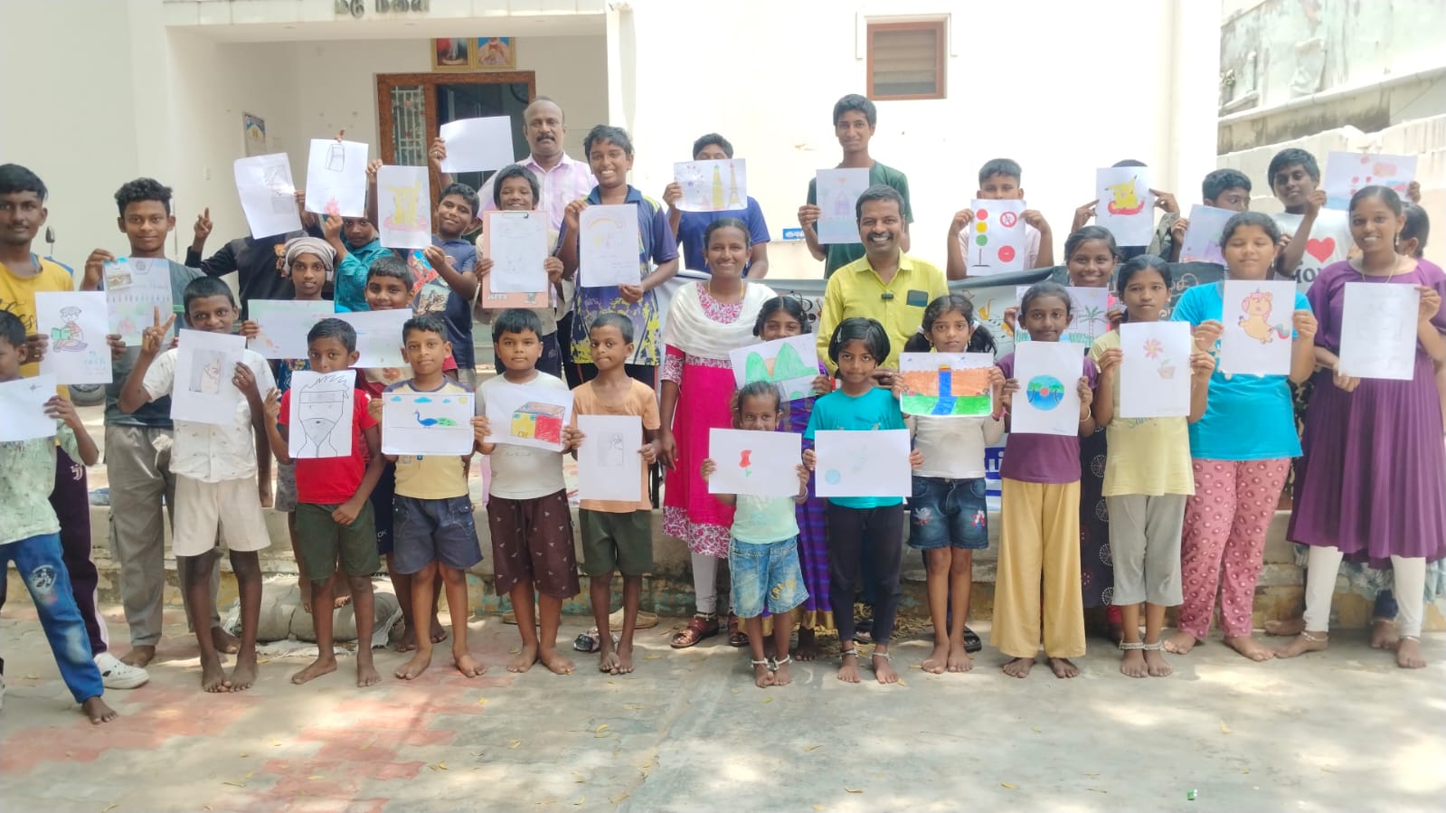 தூத்துக்குடி மறை மாவட்டம் தாளமுத்து நகர் பங்கின் பள்ளியில் படிக்கும் மாணவ மாணவிகளுக்கு இலவச ஓவியப் பயிற்சி