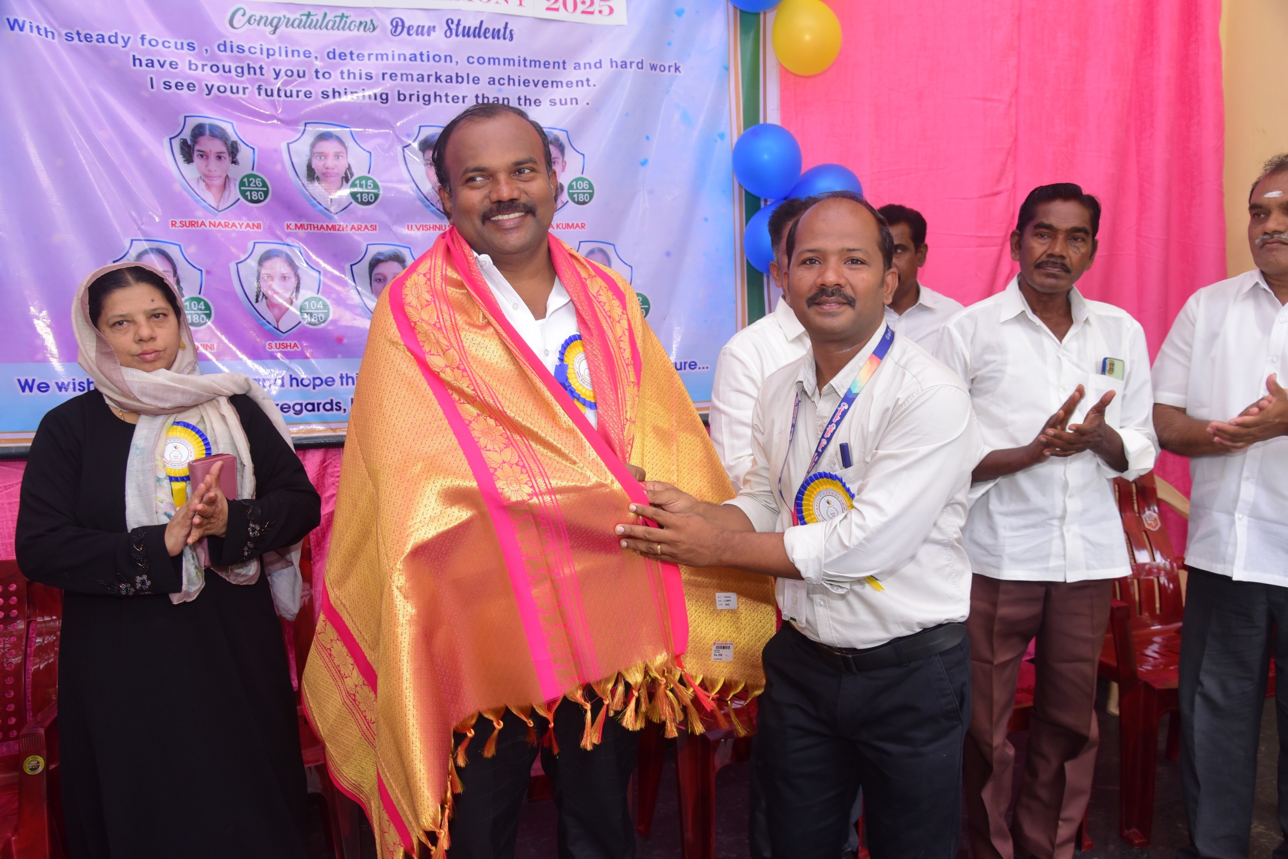 தேசிய திறனாய்வுத் தேர்வில் வெற்றி பெற்ற மாநகராட்சி நடுநிலைப் பள்ளி மாணவர்களை மேயர் ஜெகன் பெரியசாமி பாராட்டினார்.