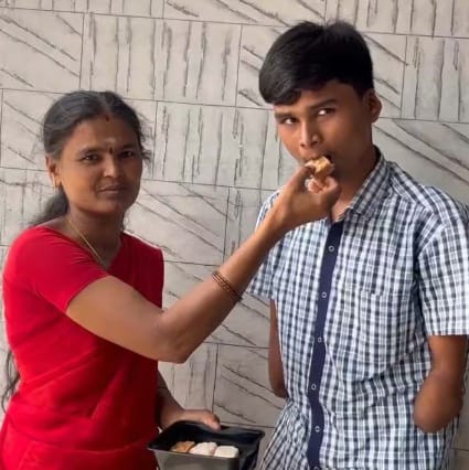இரண்டு கைகளை இழந்த மாற்றுத்திறனாளி மாணவன் 471 மார்க் : கோரிக்கையை நிறைவேற்ற.முதல்வர் ஸ்டாலின் உத்தரவு!