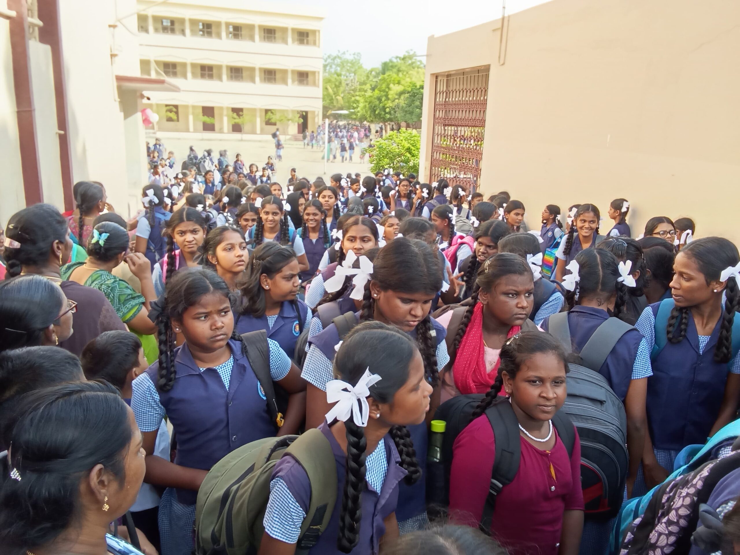காலையில் உற்சாகம், மாலையில் சோர்வு: இன்று பள்ளி திறப்பு நாளில் மாணவர்கள்
