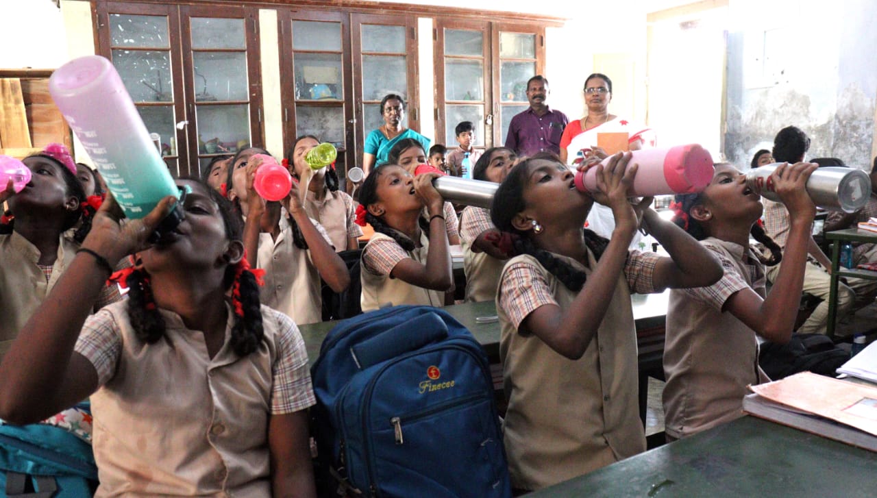 பள்ளிகளில் வாட்டர் பெல் திட்டம் இன்று முதல் நடைமுறைக்கு வந்தது :