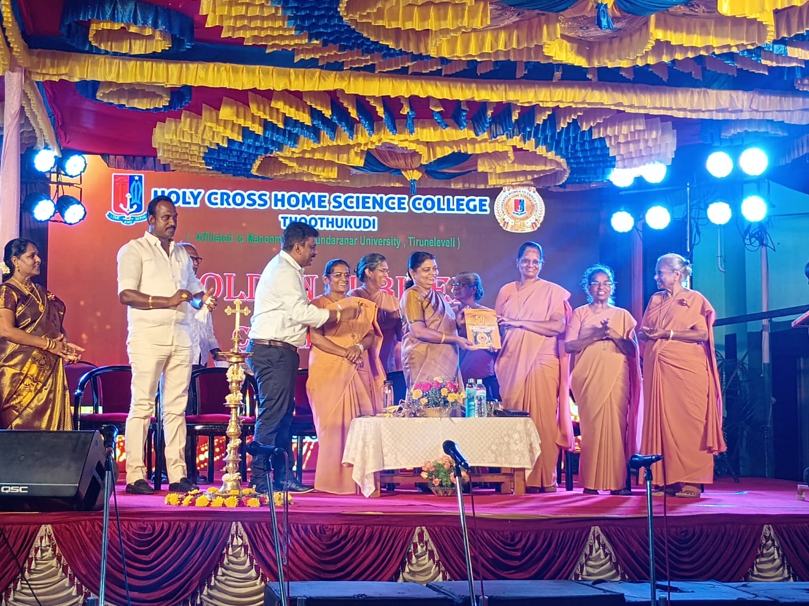 அரை நூற்றாண்டை கடந்த தூத்துக்குடி ஹோலி கிராஸ் ஹோம் சயின்ஸ் கல்லூரி : 50-வது ஆண்டு பொன்விழாவை கொண்டாடியது : அமைச்சர் கீதா ஜீவன் தலைமை தாங்கினார்