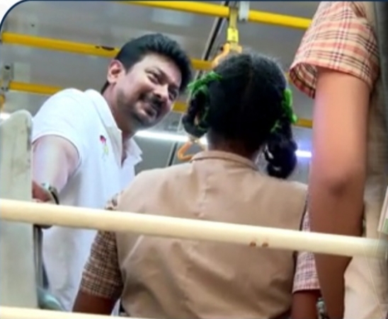 மாணவர்களுக்கான சிறப்புப் பேருந்து திட்டம் : மாணவர்கள் மகிழ்ச்சி : தமிழகம் முழுவதும் விரிவுபடுத்த பெற்றோர்கள் கோரிக்கை