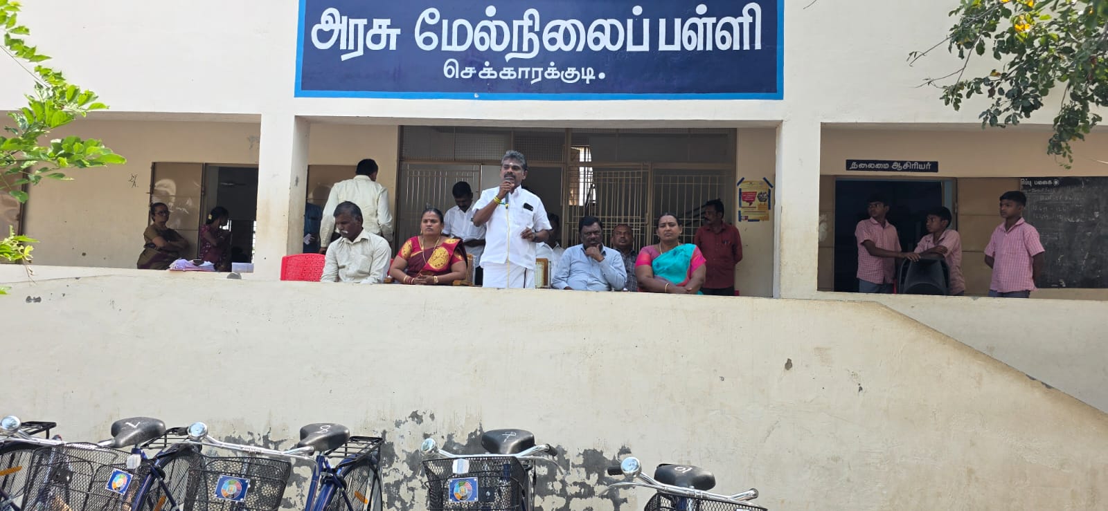 செக்காரக்குடி அரசு மேல்நிலைப்பள்ளி மாணவர்களுக்கு தமிழக அரசின் விலையில்லா மிதிவண்டி : ஓட்டப்பிடாரம் எம்எல்ஏ சண்முகையா வழங்கினார்