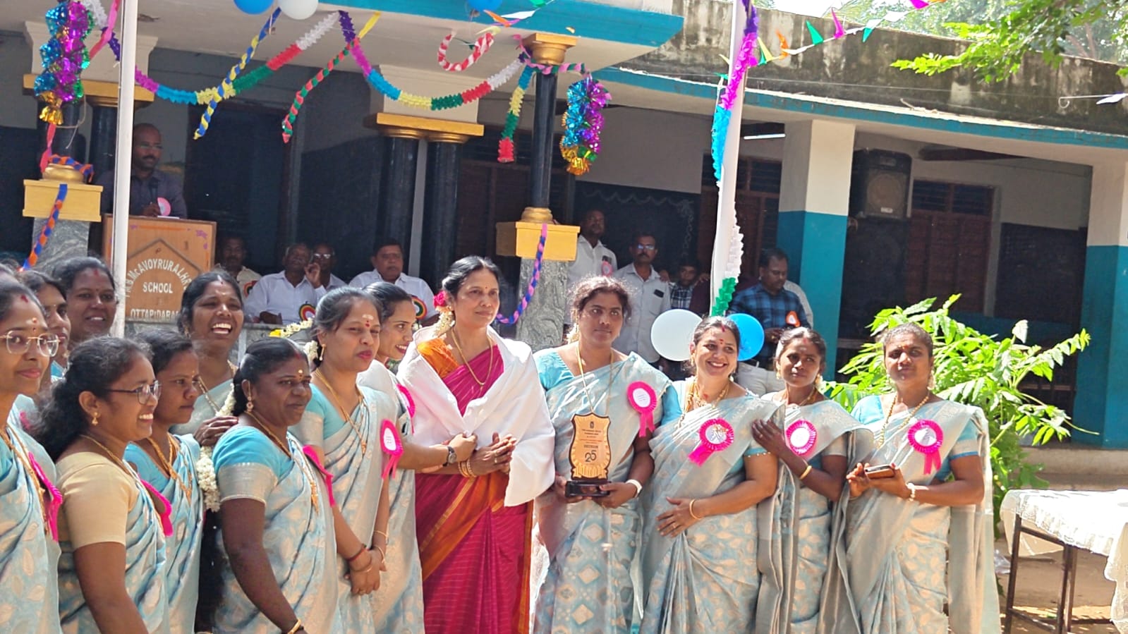 “ஞாபகம் வருதே”ஓட்டப்பிடாரம் டி.எம்.பி. மெக்கவாய் கிராமிய மேல்நிலைப் பள்ளியில் பயின்ற மாணவர்கள் 25 ஆண்டுகளுக்குப் பிறகு சந்திப்பு