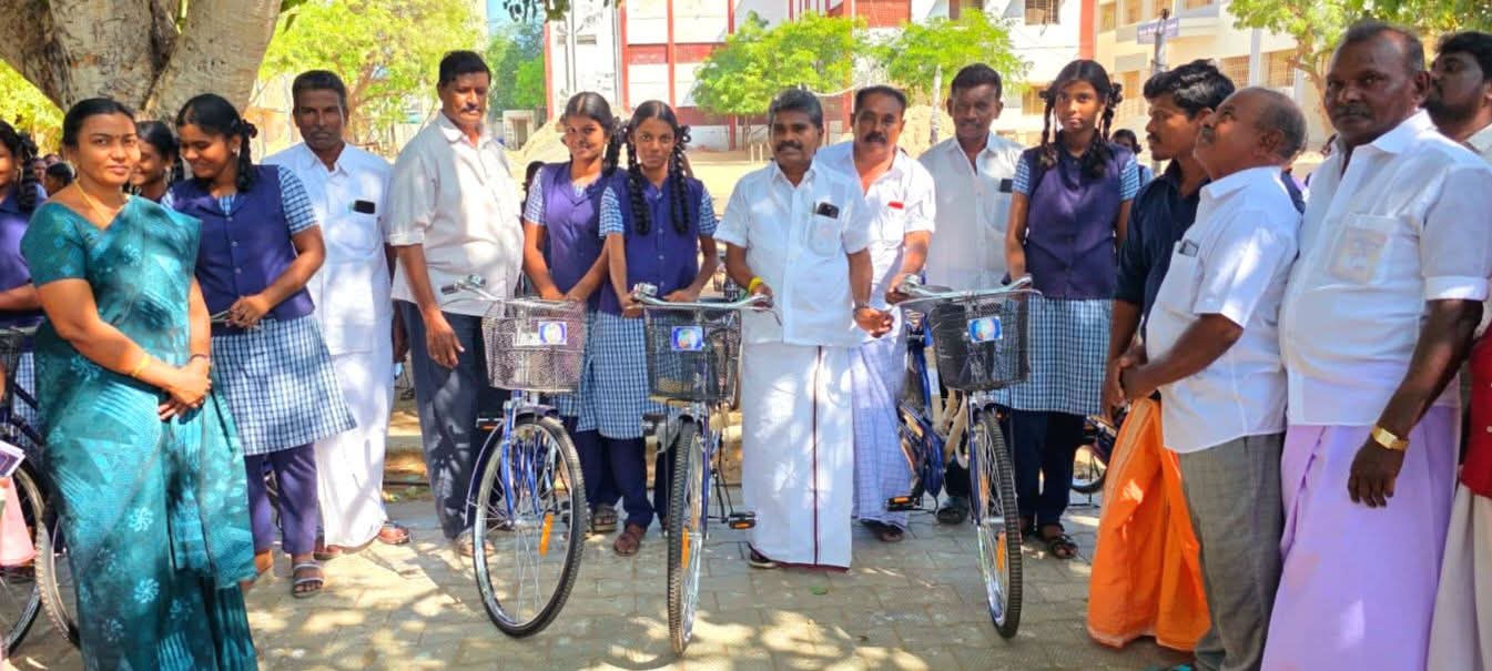 தூத்துக்குடி – தருவைக்குளம் அரசு மேல்நிலைப்பள்ளி மாணவர்களுக்கு விலையில்லா மிதிவண்டி: சண்முகையா எம்எல்ஏ வழங்கினார்