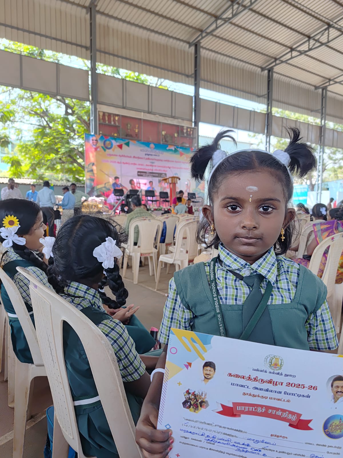 தூத்துக்குடி வடக்கு பத்திரகாளியம்மன் கோயில் தெரு மாநகராட்சி நடுநிலைப்பள்ளி மாணவி மாறுவேடப் போட்டியில் மாவட்ட அளவில் வெற்றி: அமைச்சர் கீதா ஜீவன் பரிசு வழங்கினார்