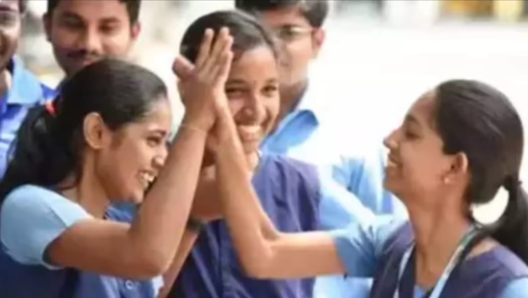 12 ம் வகுப்பு பொதுத்தேர்வு இன்று 4 வது நாள் : 3 பாடங்களுக்கான தேர்வு நடைபெறுகிறது :