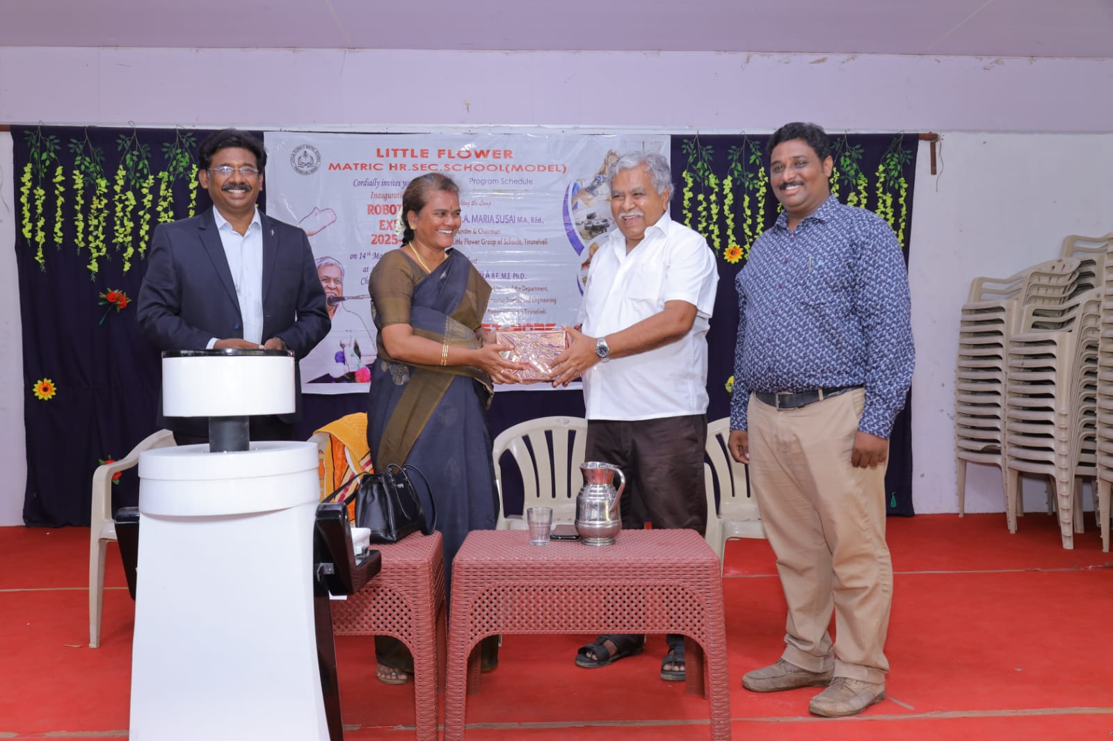 திருநெல்வேலி லிட்டில் பிளவர் மாடல் மேல்நிலைப் பள்ளியில் ரோபோ எக்ஸ்போ 2025-26 கண்காட்சி திருவிழா.