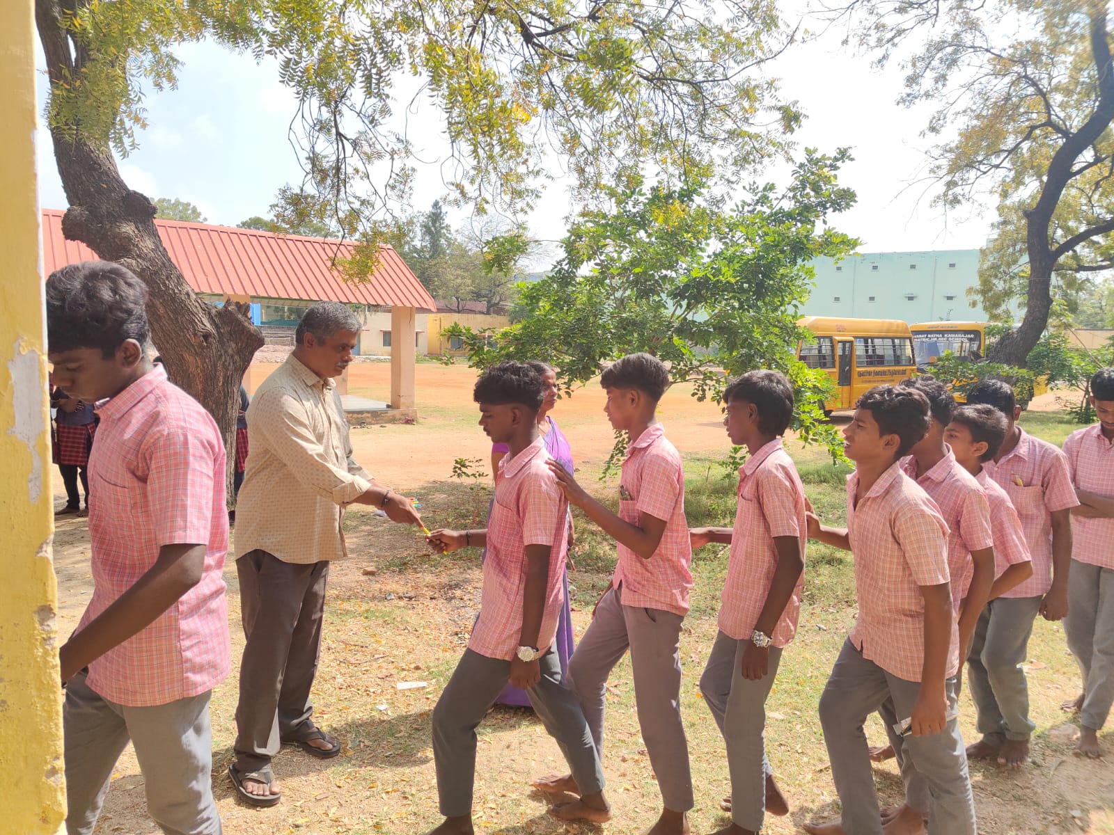 இன்று தேசிய பென்சில் தினம்: தூத்துக்குடி பாரதியார் வித்யாலயம் மேல்நிலைப்பள்ளியில் 10 ம் வகுப்பு பொதுத்தேர்வு எழுதும் மாணவர்களுக்கு பென்சில் வழங்கப்பட்டது