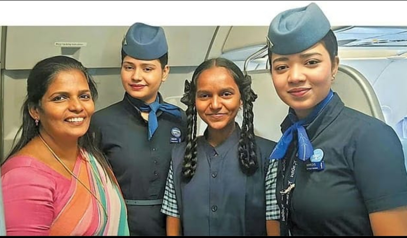பொதுத்தேர்வில் அதிக மதிப்பெண் எடுத்த அரசுப் பள்ளி மாணவியை விமானத்தில் அழைத்துச் சென்ற ஆசிரியை !