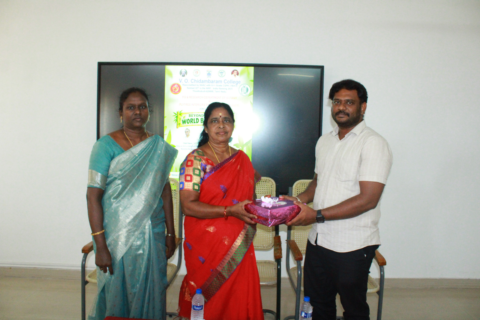உலக மூங்கில் தினத்தை முன்னிட்டு தூத்துக்குடி வ.உ.சிதம்பரம் கல்லூரியில் விழிப்புணர்வு நிகழ்ச்சி !