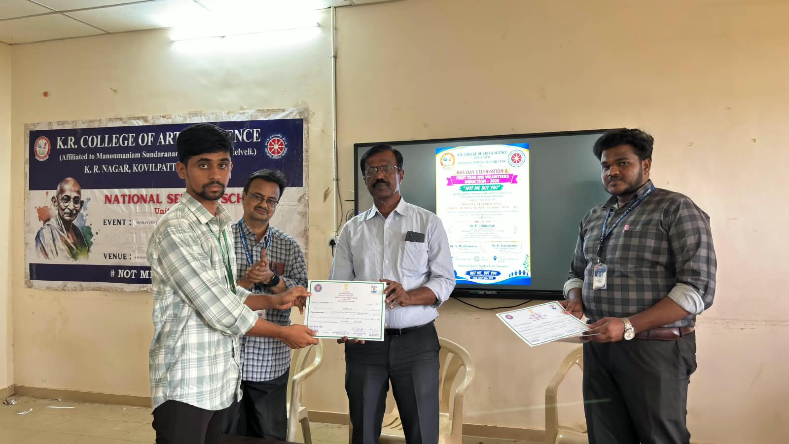 கோவில்பட்டி கே.ஆர்.கலை மற்றும் அறிவியல் கல்லூரியில் தேசிய நாட்டுநலப் பணித்திட்ட தின விழா மற்றும் முதலாம் ஆண்டு தன்னார்வலர்கள் தொடக்க விழா நடைபெற்றது !