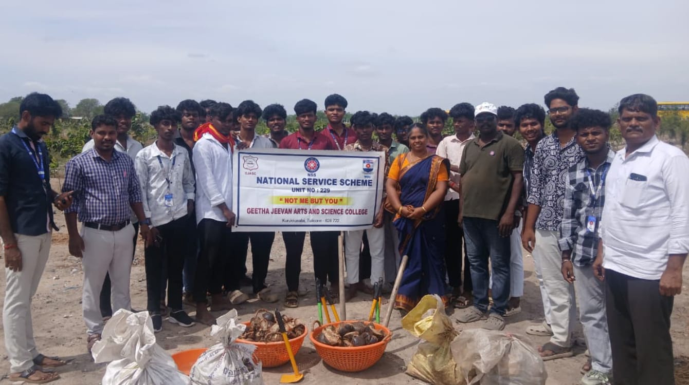 தூத்துக்குடி கீதா ஜீவன் கலை மற்றும் அறிவியல் கல்லூரி நாட்டு நலப்பணித் திட்டம் சார்பில் ஒரு கோடி பனை விதைகள் நடும் திட்டம் நிகழ்வு !