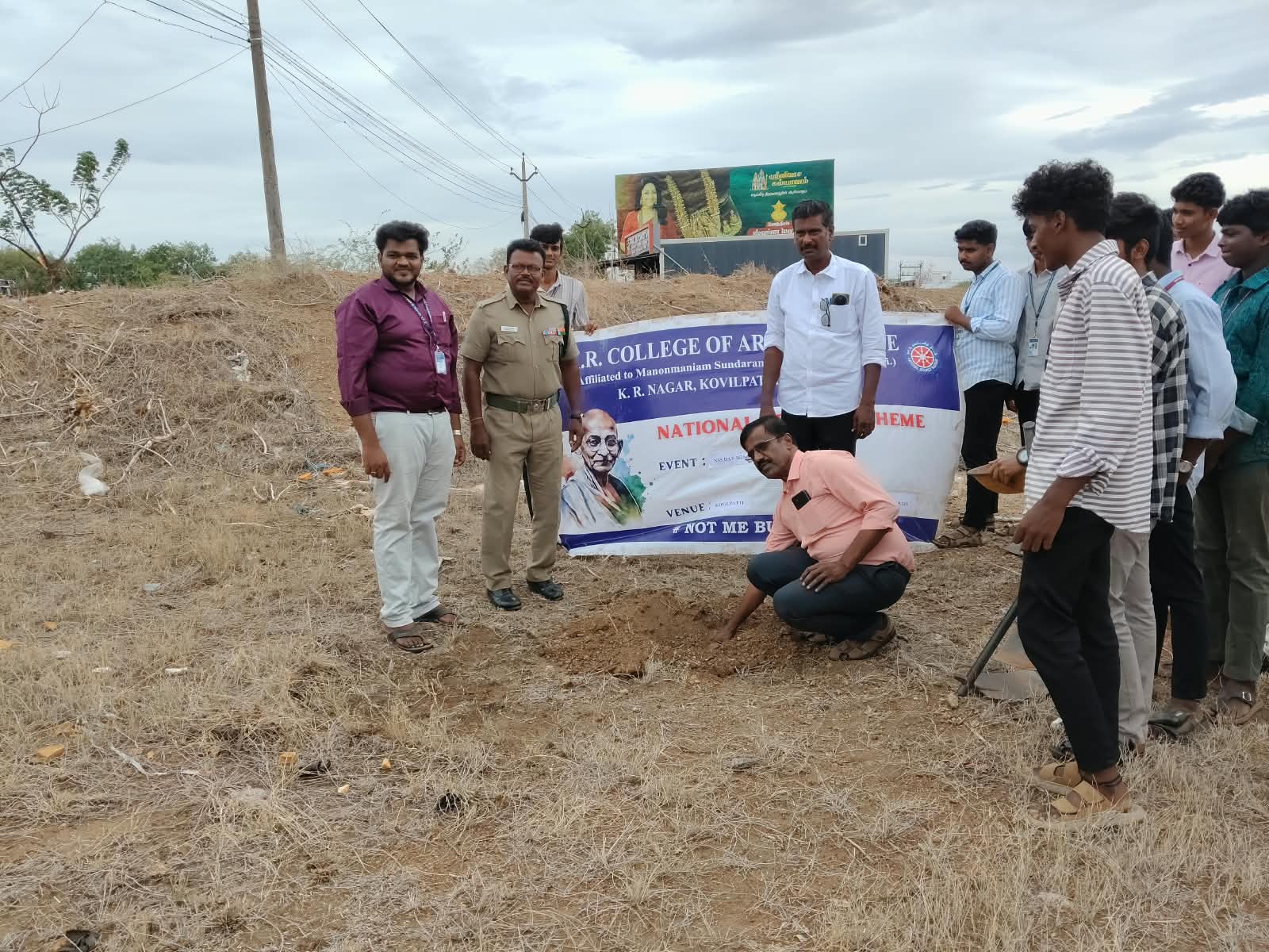 கோவில்பட்டி கே.ஆர்.கலை மற்றும் அறிவியல் கல்லூரி நாட்டு நலப்பணித் திட்டம் சார்பில் பனை விதை நடவு நிகழ்ச்சி நடைபெற்றது !
