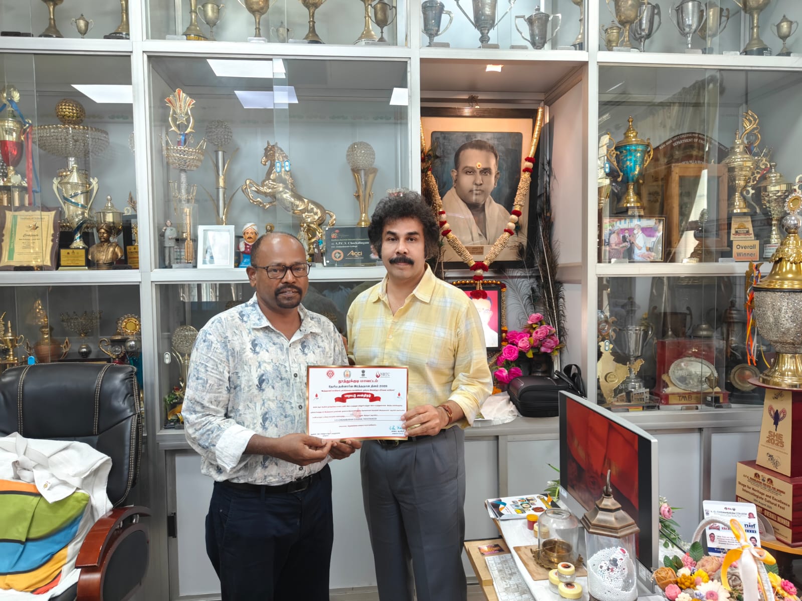 தூத்துக்குடி வ.உ.சிதம்பரம் கல்லூரியின் சமூக நலன் சேவைகளை பாராட்டி மாவட்ட ஆட்சியர் பாராட்டு சான்றிதழ் !